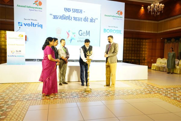 Chief guests lighting the lamp.