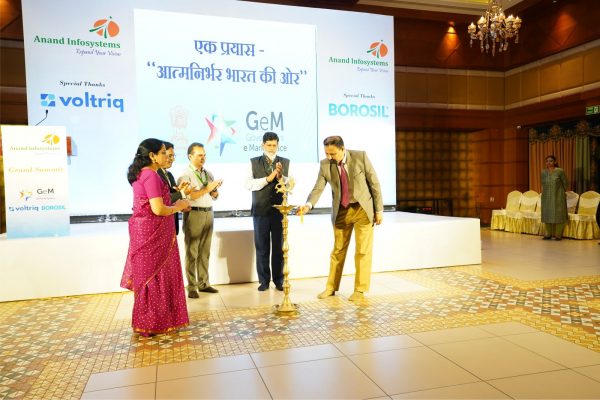 Chief guests lighting the lamp.