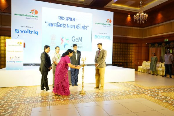 Chief guests lighting the lamp.